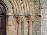 Saint-Julien-du-serre, Eglise, Portail, Chapiteaux (2)